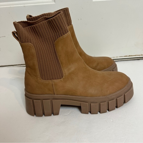 DV Dolce Vita tan pull on lug sole boots size 8 - Picture 2 of 5